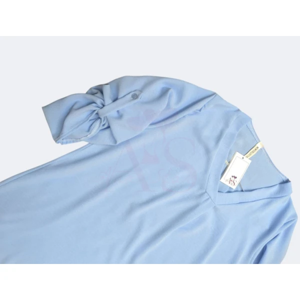 Camiseiro Bella Chic, disponível em três cores, com mangas ajustáveis e modelagem assimétrica.