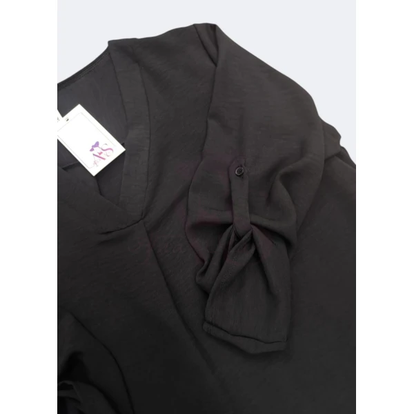 Camiseiro Bella Chic, disponível em três cores, com mangas ajustáveis e modelagem assimétrica.