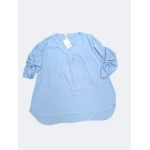 Camiseiro Bella Chic, disponível em três cores, com mangas ajustáveis e modelagem assimétrica.