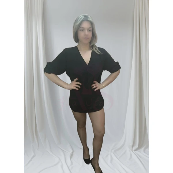 Camiseiro Bella Chic, disponível em três cores, com mangas ajustáveis e modelagem assimétrica