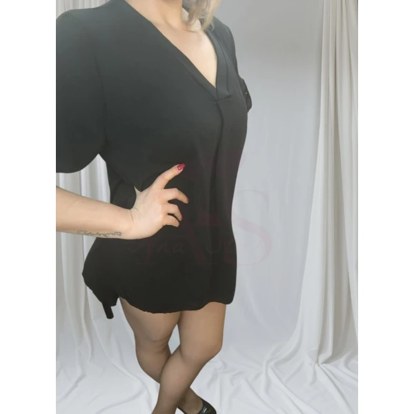 Camiseiro Bella Chic, disponível em três cores, com mangas ajustáveis e modelagem assimétrica