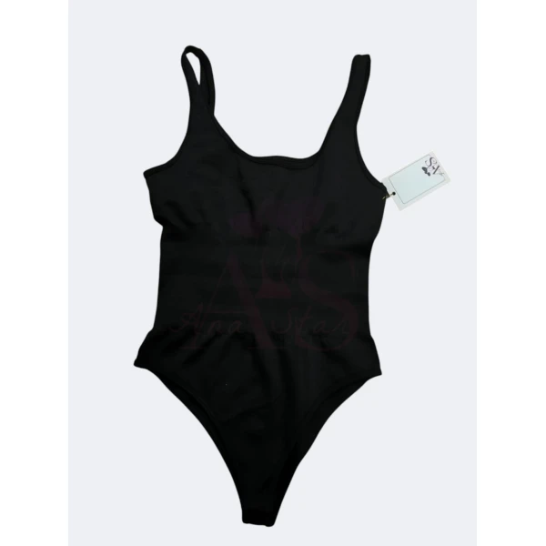 Body modelador feminino com efeito compressor, disponível em preto e branco, ideal para um ajuste perfeito ao corpo.