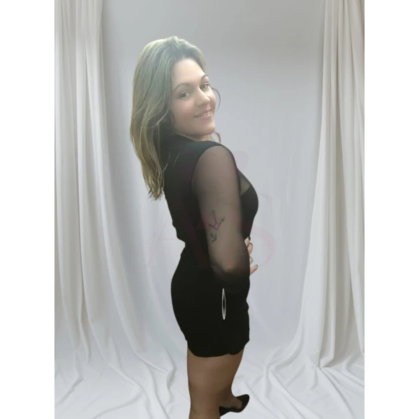 Macacão elegância intemporal preto com mangas em tule, fecho invisível e cinto incluído.