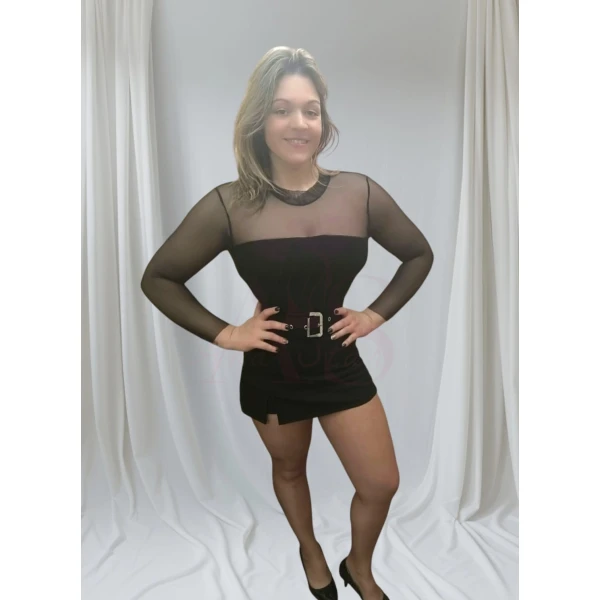 Macacão elegância intemporal preto com mangas em tule, fecho invisível e cinto incluído.