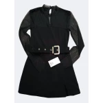 Macacão elegância intemporal preto com mangas em tule, fecho invisível e cinto incluído.