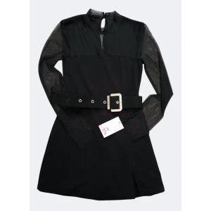 Macacão elegância intemporal preto com mangas em tule, fecho invisível e cinto incluído.