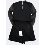 Macacão elegância intemporal preto com mangas em tule, fecho invisível e cinto incluído.