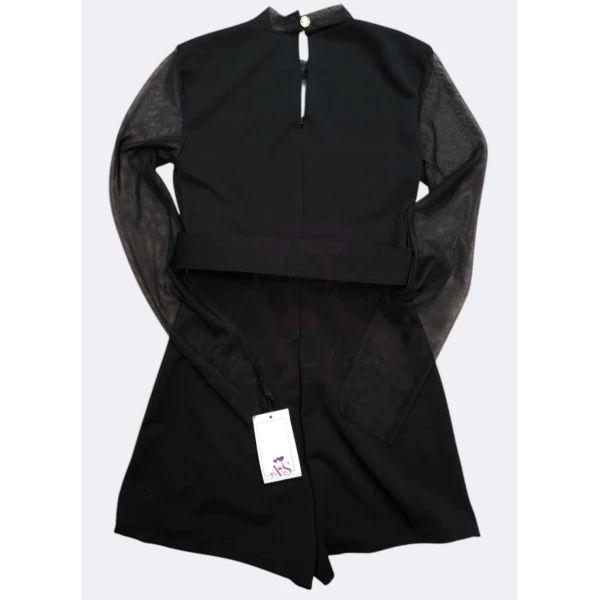 Macacão elegância intemporal preto com mangas em tule, fecho invisível e cinto incluído.