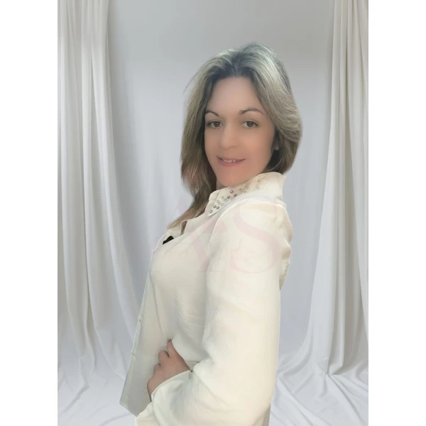 Blusa pérola chic branca feminina com gola decorada com pérolas e punhos franzidos, disponível no tamanho L.