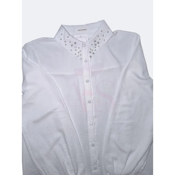 Blusa pérola chic branca feminina com gola decorada com pérolas e punhos franzidos, disponível no tamanho L.