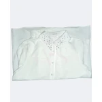 Blusa pérola chic branca feminina com gola decorada com pérolas e punhos franzidos, disponível no tamanho L.