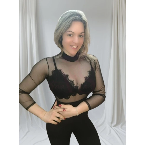Macacão sedução em renda preto em tule com sutiã rendado incorporado e detalhe nas costas.