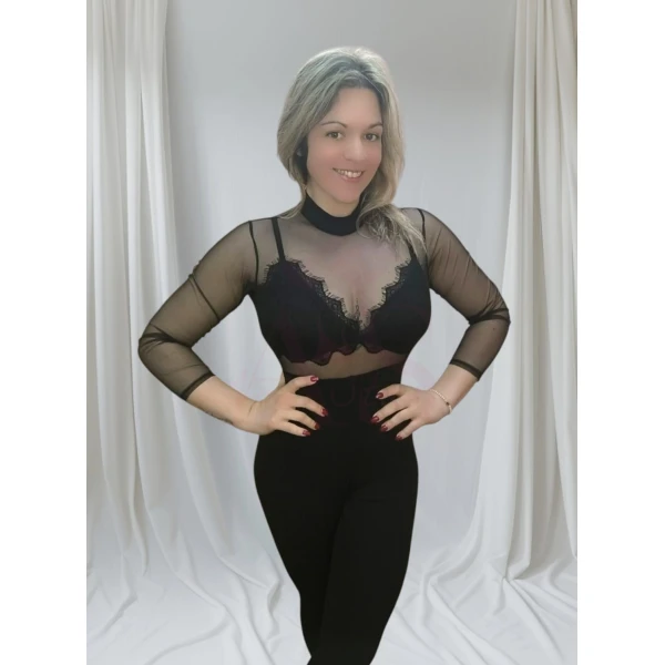 Macacão sedução em renda preto em tule com sutiã rendado incorporado e detalhe nas costas.