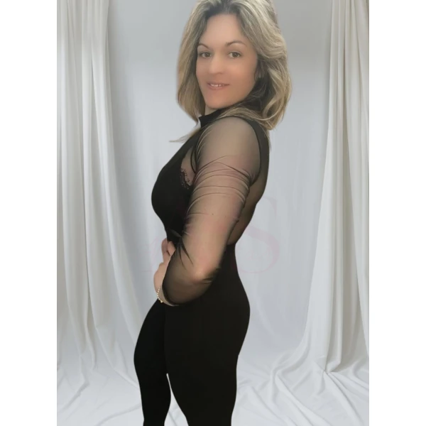 Macacão elegância absoluta em renda preto em tule com sutiã rendado incorporado e detalhe nas costas.