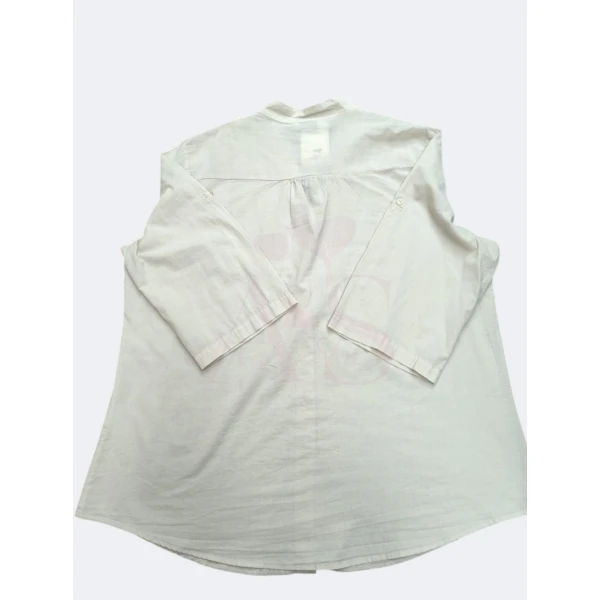 Camisa com detalhes elegantes, disponível em bege e azul marinho, com mangas ajustáveis e botão exterior na manga.
