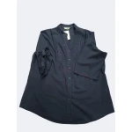 Camisa com detalhes elegantes, disponível em bege e azul marinho, com mangas ajustáveis e botão exterior na manga.