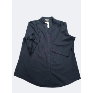 Camisa com detalhes elegantes, disponível em bege e azul marinho, com mangas ajustáveis e botão exterior na manga.