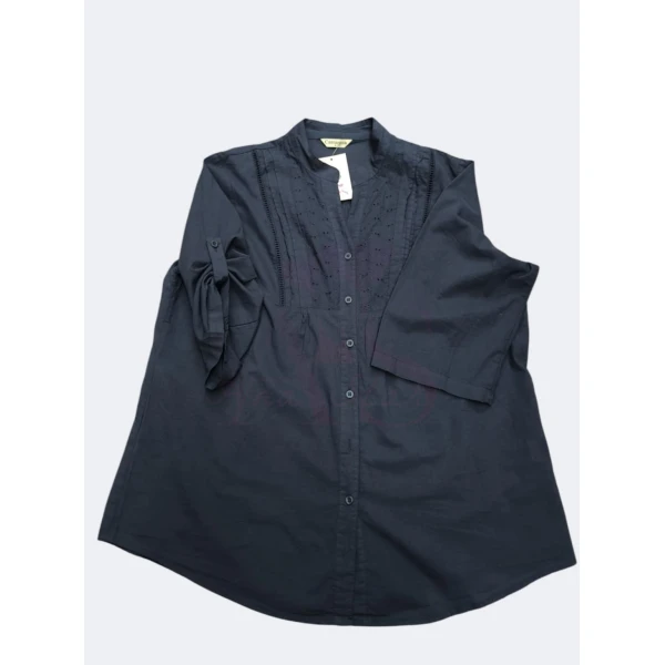 Camisa com detalhes elegantes, disponível em bege e azul marinho, com mangas ajustáveis e botão exterior na manga.