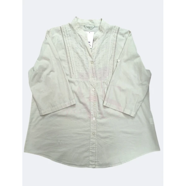 Camisa com detalhes elegantes, disponível em bege e azul marinho, com mangas ajustáveis e botão exterior na manga.