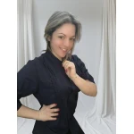 Camisa com detalhes elegantes, disponível em bege e azul marinho, com mangas ajustáveis e botão exterior na manga.