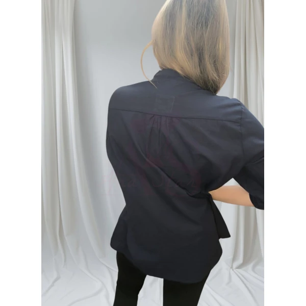 Camisa com detalhes elegantes, disponível em bege e azul marinho, com mangas ajustáveis e botão exterior na manga.