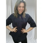 Camisa com detalhes elegantes, disponível em bege e azul marinho, com mangas ajustáveis e botão exterior na manga.