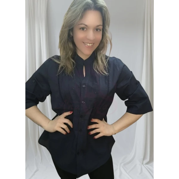 Camisa com detalhes elegantes, disponível em bege e azul marinho, com mangas ajustáveis e botão exterior na manga.