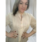 Camisa com detalhes elegantes, disponível em bege e azul marinho, com mangas ajustáveis e botão exterior na manga.