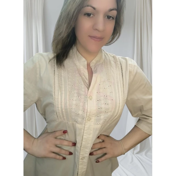 Camisa com detalhes elegantes, disponível em bege e azul marinho, com mangas ajustáveis e botão exterior na manga.
