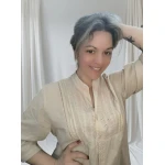 Camisa com detalhes elegantes, disponível em bege e azul marinho, com mangas ajustáveis e botão exterior na manga.
