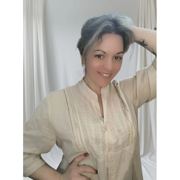 Camisa com detalhes elegantes, disponível em bege e azul marinho, com mangas ajustáveis e botão exterior na manga.