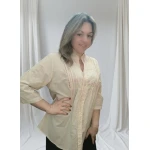 Camisa com detalhes elegantes, disponível em bege e azul marinho, com mangas ajustáveis e botão exterior na manga.