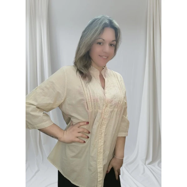 Camisa com detalhes elegantes, disponível em bege e azul marinho, com mangas ajustáveis e botão exterior na manga.