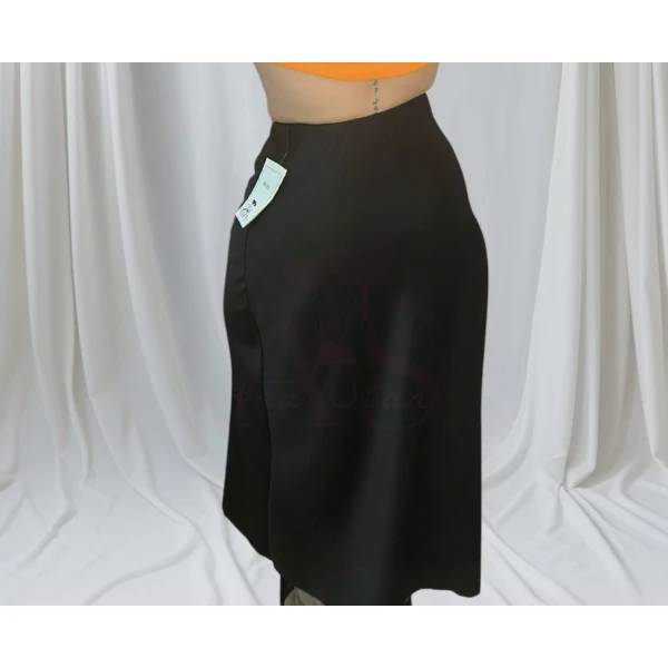 Saia Encanto de Cetim" de cetim feminina, disponível em três cores e tamanho único até XL, com elástico na cintura.