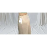 "Saia Encanto de Cetim" sofisticada e confortável. Tamanho único até XL, com elástico na cintura. Disponível em bordeaux, preto e bege.