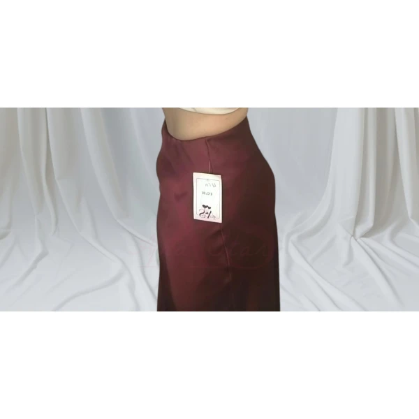 Saia Encanto de Cetim" de cetim feminina, disponível em três cores e tamanho único até XL, com elástico na cintura.
