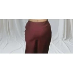 Saia Encanto de Cetim" de cetim feminina, disponível em três cores e tamanho único até XL, com elástico na cintura.