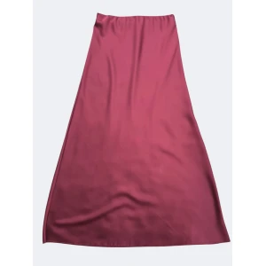 Saia Encanto de Cetim" de cetim feminina, disponível em três cores e tamanho único até XL, com elástico na cintura.