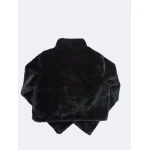 Casaco de pelo elegante em preto e bege, forrado e com colchetes para fecho.