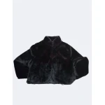 Casaco de pelo elegante em preto e bege, forrado e com colchetes para fecho.