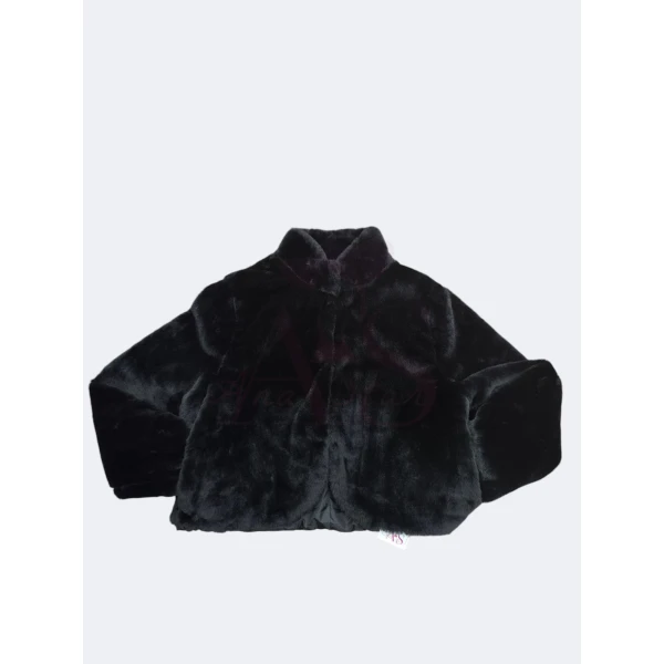 Casaco de pelo elegante em preto e bege, forrado e com colchetes para fecho.