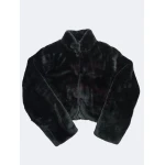 Casaco de pelo elegante em preto e bege, forrado e com colchetes para fecho.