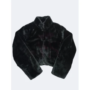 Casaco de pelo elegante em preto e bege, forrado e com colchetes para fecho.