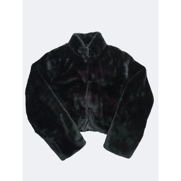 Casaco de pelo elegante em preto e bege, forrado e com colchetes para fecho.