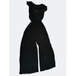 Macacão Elegância Plissada disponível em preto e branco, com pernas plissadas e forro interno até aos joelhos.