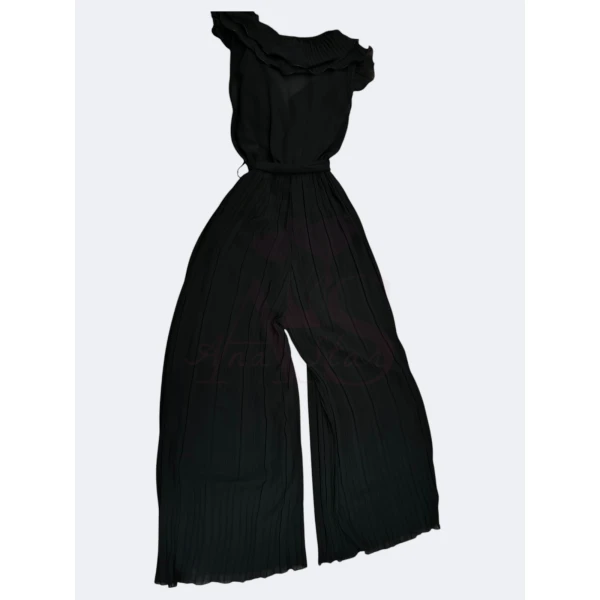 Macacão Elegância Plissada disponível em preto e branco, com pernas plissadas e forro interno até aos joelhos.