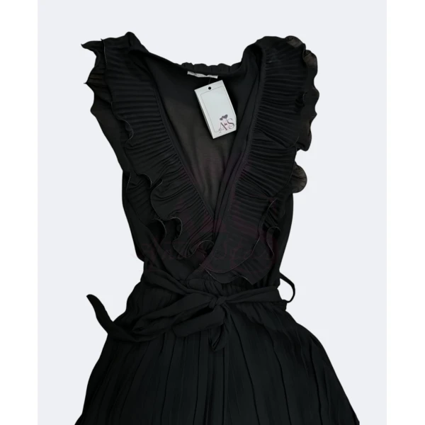 Macacão Elegância Plissada disponível em preto e branco, com pernas plissadas e forro interno até aos joelhos.