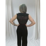 Macacão Elegância Plissada disponível em preto e branco, com pernas plissadas e forro interno até aos joelhos.