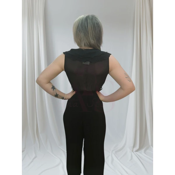 Macacão Elegância Plissada disponível em preto e branco, com pernas plissadas e forro interno até aos joelhos.