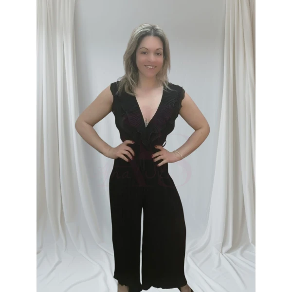 Macacão Elegância Plissada disponível em preto e branco, com pernas plissadas e forro interno até aos joelhos.